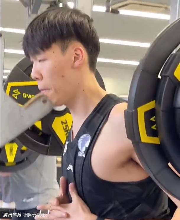 杨若晴也微笑了下，对身旁的大安和大杰道：砚台在那边铺着毛毡的柜台上，你们自个过去先看，相中了哪两块再跟姐姐说，姐姐买单。